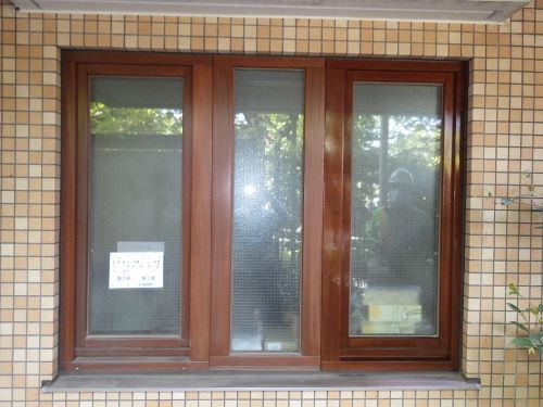 塗装前（対象：中央と左側の窓）　状態は軽度の劣化